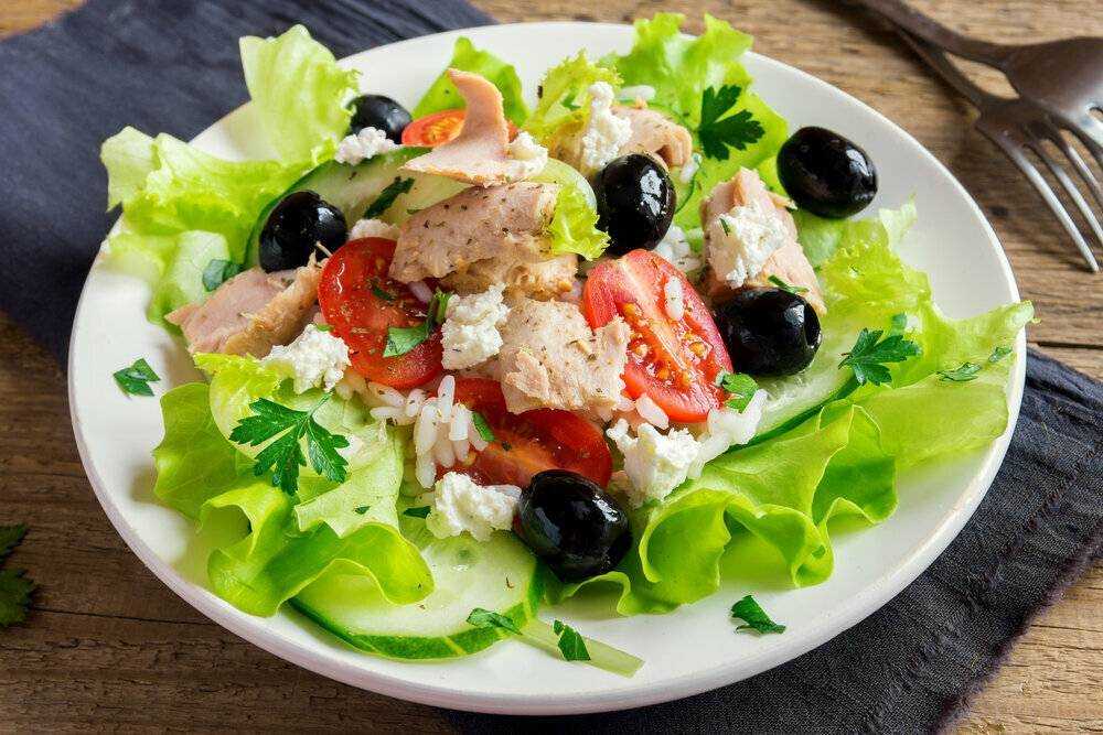Салат с консервированным тунцом. 9 очень вкусных рецептов с фото