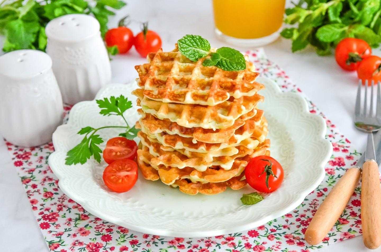 Вафли из кабачка в электровафельнице – рецепт бюджетной и вкусной закуски. рецепты с фотографиями и отзывами на сайте - дам рецептик