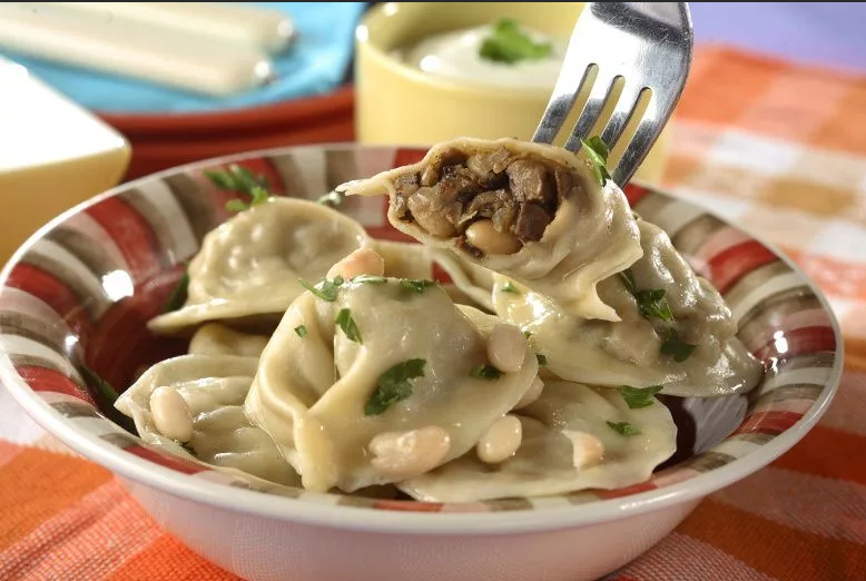 Пельмени в горшочках запеченные в духовке – просто вкусно. рецепты пельменей в горшочках с сыром, грибами, печенью, томатом - автор екатерина данилова - журнал женское мнение