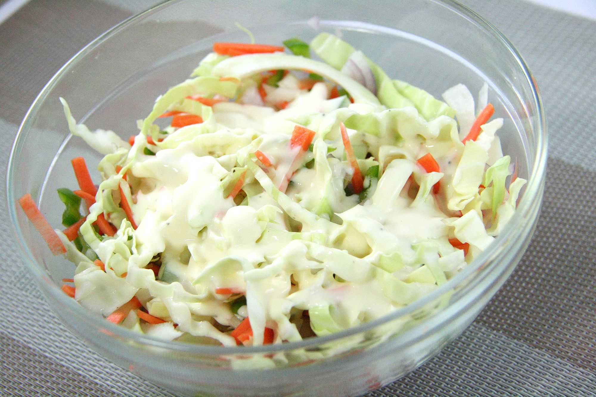 Салат из капусты с морковью приобретет новый вкус, если заправить его соусом на основе масла с уксусом и сахаром Такая вкусная и сочная закуска идеально дополнит любые блюда вашего стола