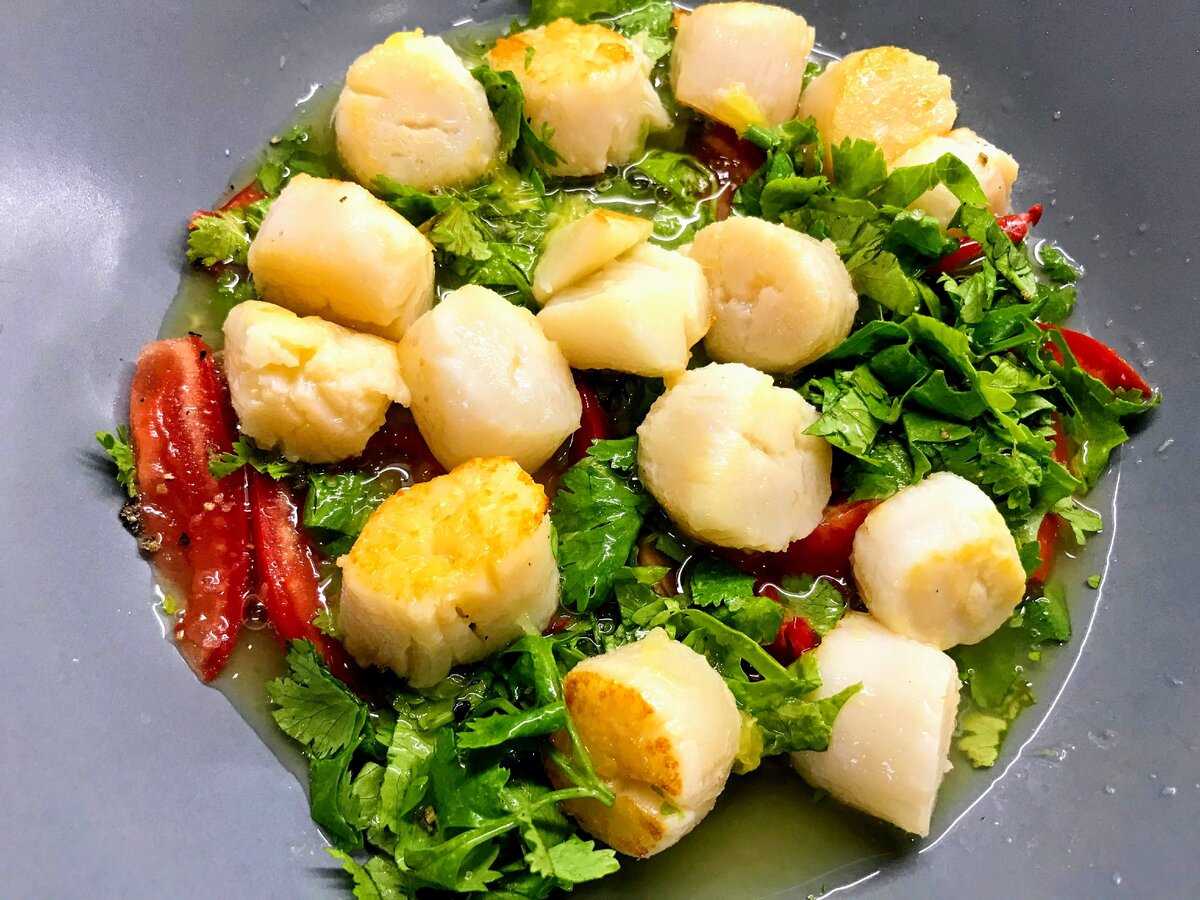 Как приготовить вкусные гребешки морские – простые рецепты приготовления на сковороде, в духовке с фото пошагово, салат, в сливочном соусе, чесноком, на створке