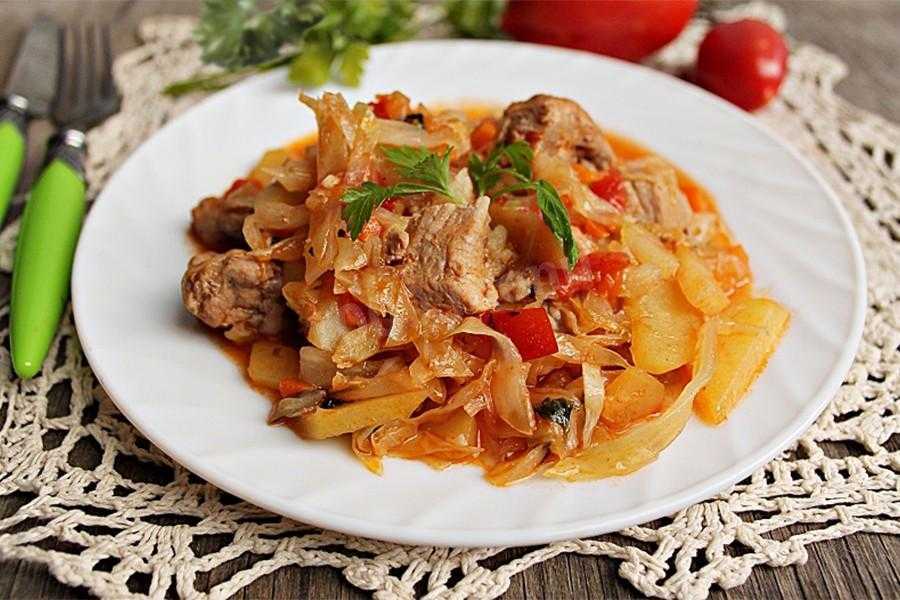 Картошка тушеная с мясом и квашеной капустой. Тушеная капуста с овощами. Тушеная капуста с мясом. Мясо, тушенное с картофелем и капустой. Квашеная капуста с мясом и картошкой.