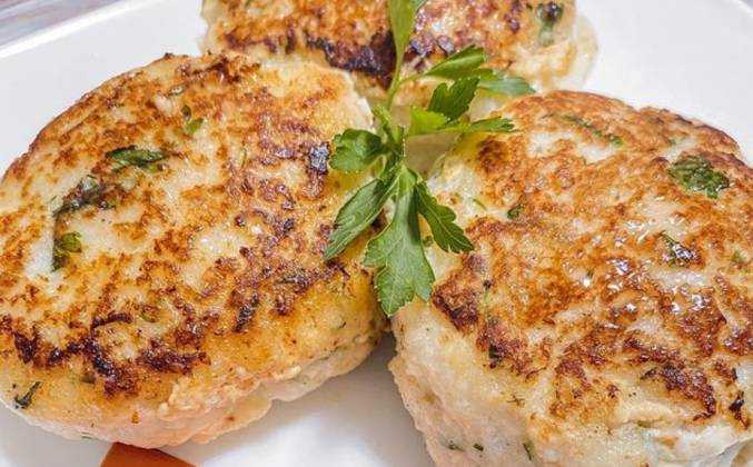 Как приготовить очень вкусные рыбные котлеты из трески - рецепты из фарша, с фото пошагово на сковороде, от высоцкой, с салом, манкой, творогом, без яиц