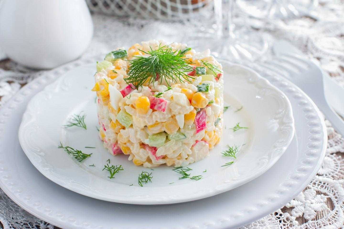 Салат с крабовыми палочками, кукурузой, огурцом и пекинской капустой выходит и сочным, и вкусным, и очень легким Попробуйте, вам понравится