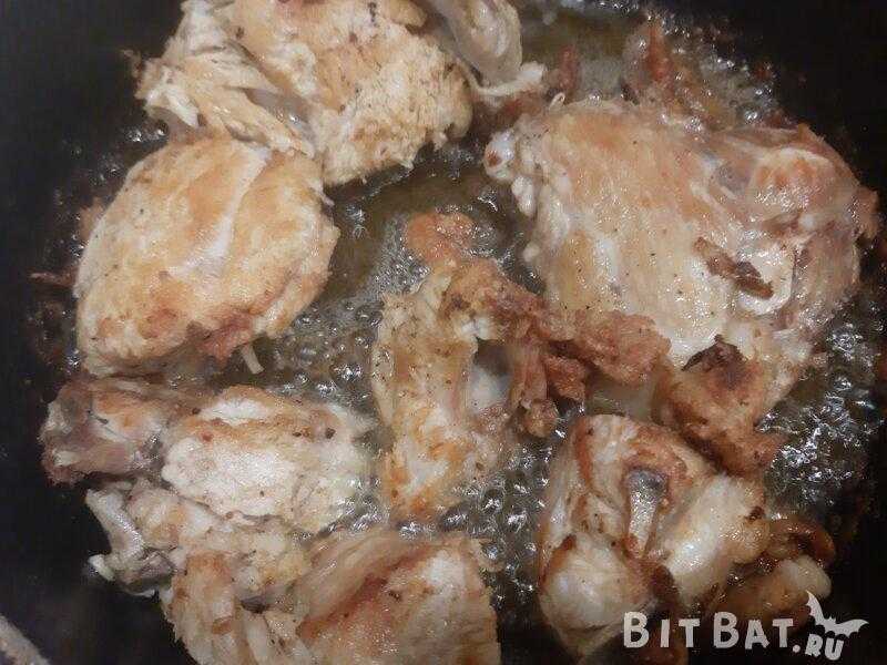Курица кусочками с луком на сковороде