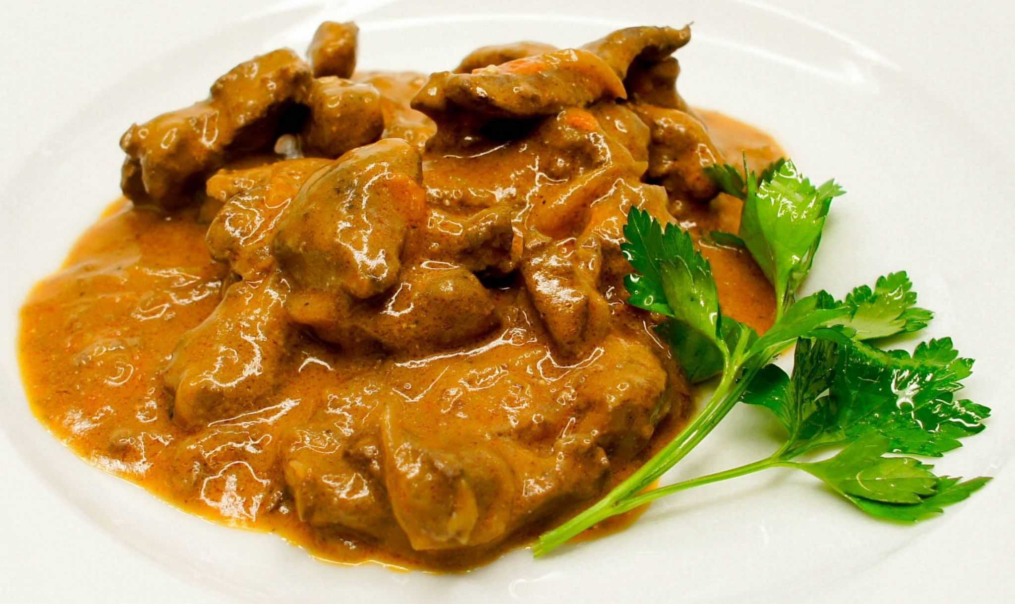 Куриная печень тушеная в сметане с луком и морковью