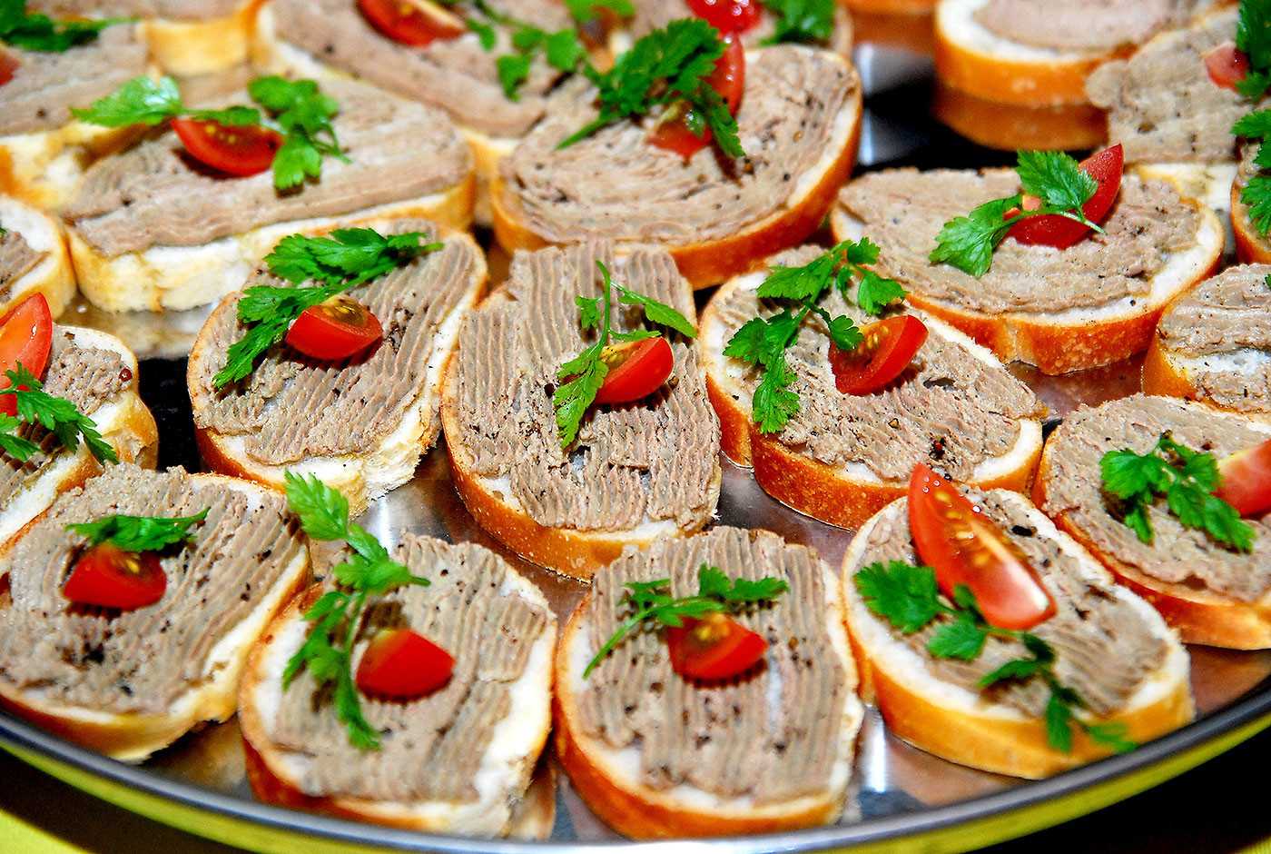 Самые вкусные бутерброды со шпротами – 16 простых рецептов на праздничный стол с фото