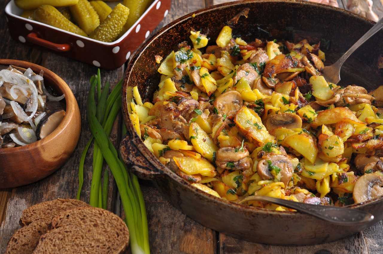 Картошка с грибами на сковороде - 10 простых и вкусных рецептов (пошагово)