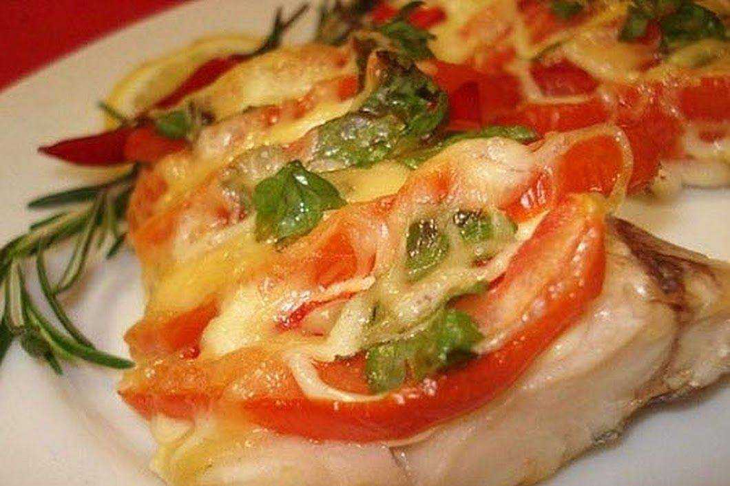 Рыба запеченная с овощами и сыром. Минтай с помидорами. Рыба под овощами. Рыба по французски. Рыба с помидорами.