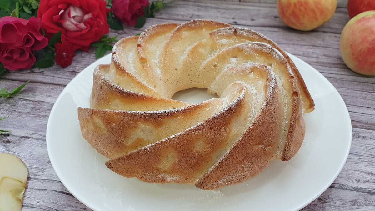 Шарлотка с яблоками на сковороде - очень простой рецепт с пошаговыми фото