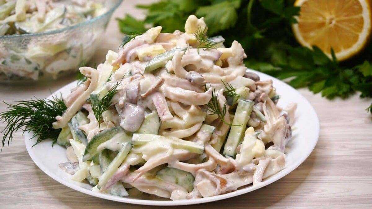 Салат, приготовленный из кальмара с вареным яйцом и свежим огурцом Варианты с твердым и плавленым сыром Полезная закуска, простая в приготовлении