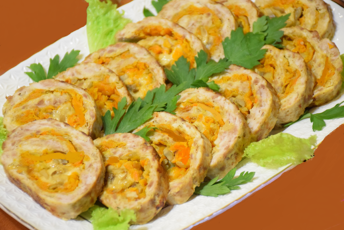 Рулетики из свинины с сыром и ветчиной