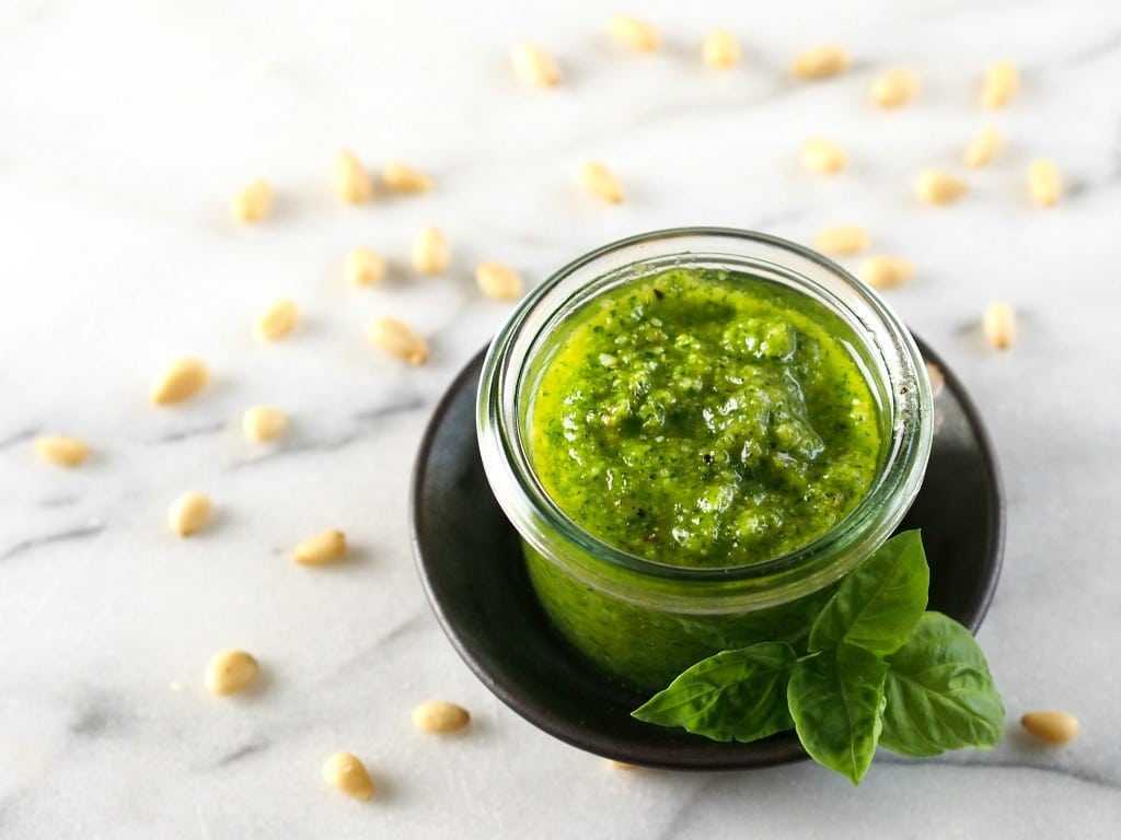 Соус песто рецепт с фото пошагово. соус песто с чем едят рецепты: макароны, салаты, курица, креветки, пицца. соус песто из базилика рецепт на зиму. соус песто, блюда с песто: лучшие пошаговые рецепты с фото