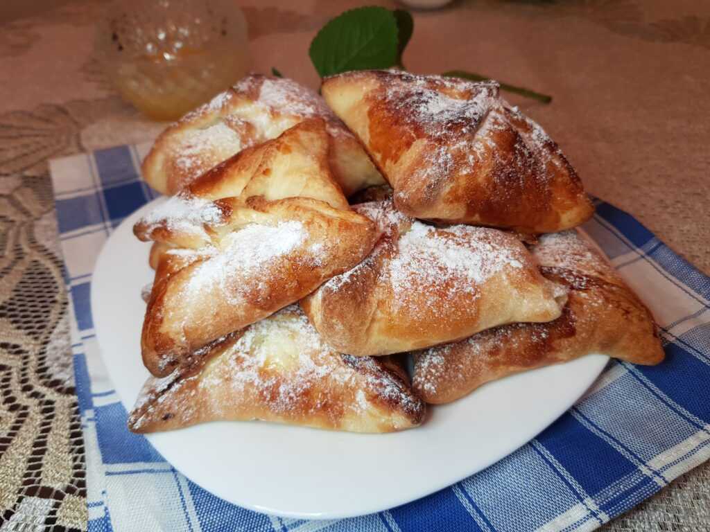 Ватрушки из слоеного теста с творогом в духовке