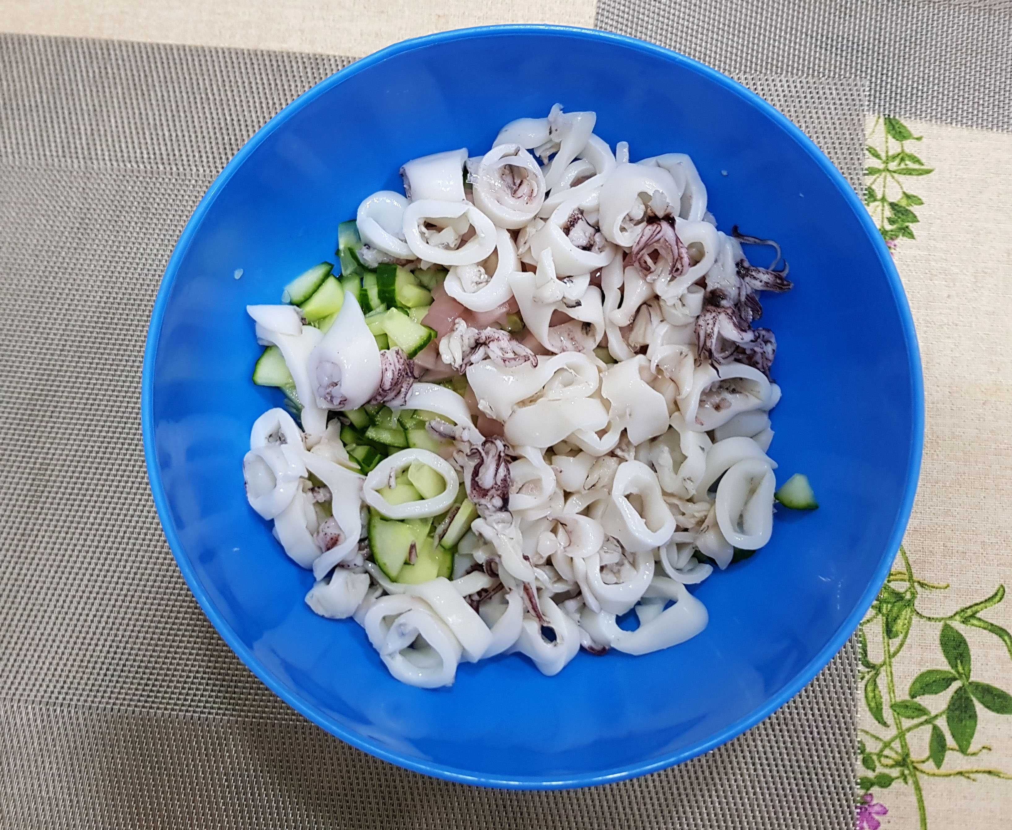 Салат с кальмаром рецепт простой пошаговый фото. Салат Летучий голландец с кальмарами. ПП салат с кальмаром. Салат с кальмарами и овощами. Салат с кальмаром и огурцом.