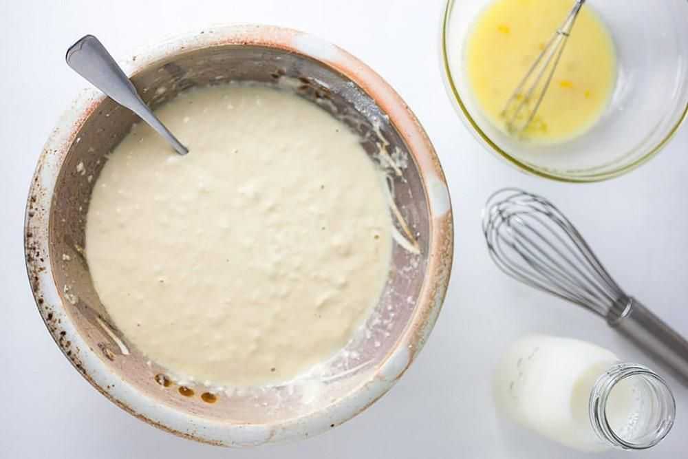 Быстрое тесто на кефире для вкусной пиццы – 9 лучших рецептов с фото (без дрожжей и дрожжевое)