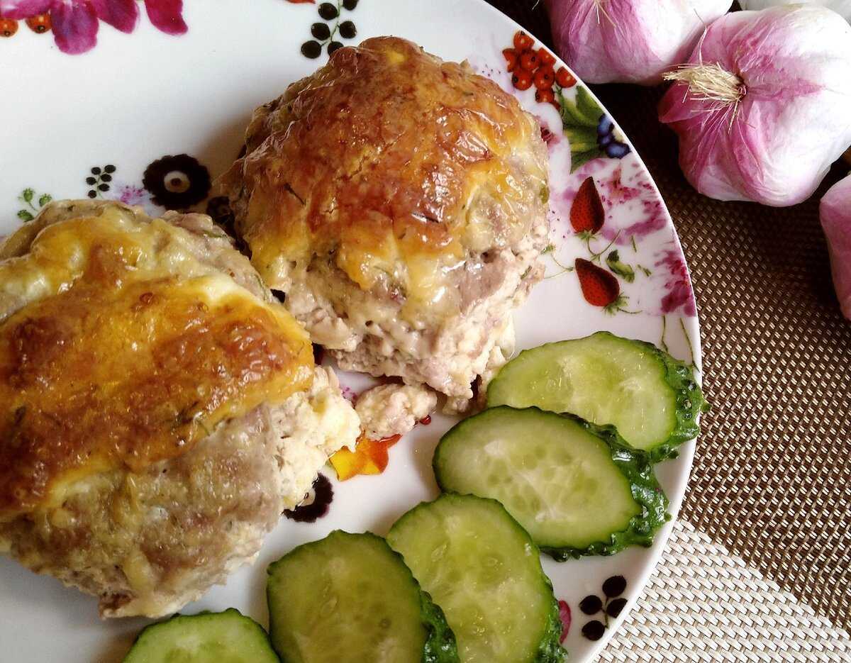 Мясные гнезда из фарша с сыром и помидорами в духовке