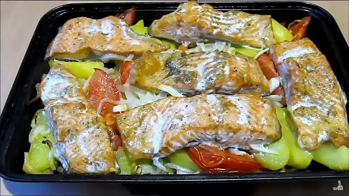 Форель кусочки запеченная. Рыба в духовке. Форель с овощами в духовке. Рыба с овощами в духовке. Рыба запечённая в духовке с овощами.