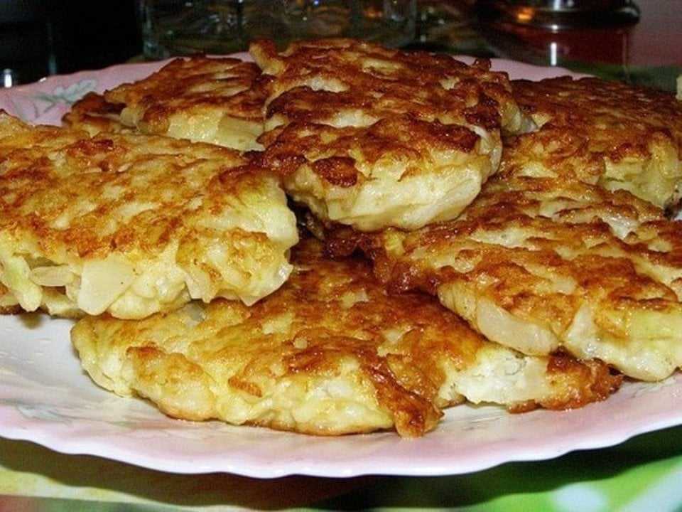 Капустные оладьи из сырой капусты на сковороде
