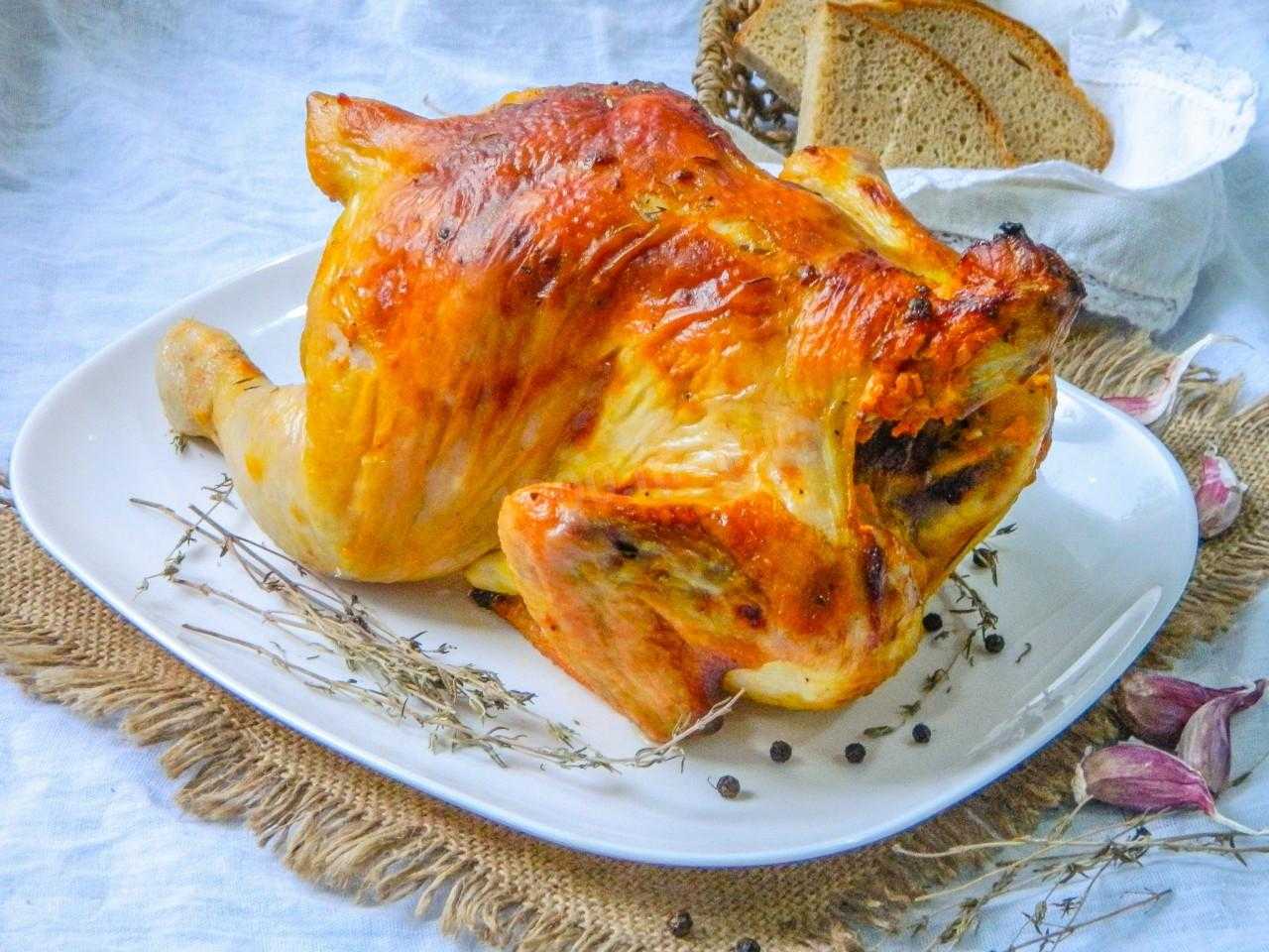 Курица в духовке целиком на бутылке