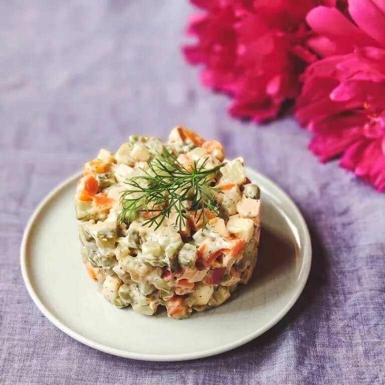 Как готовится зимний салат. Оливье. Salat Оливье. Веганский Оливье. Оливье 2022.