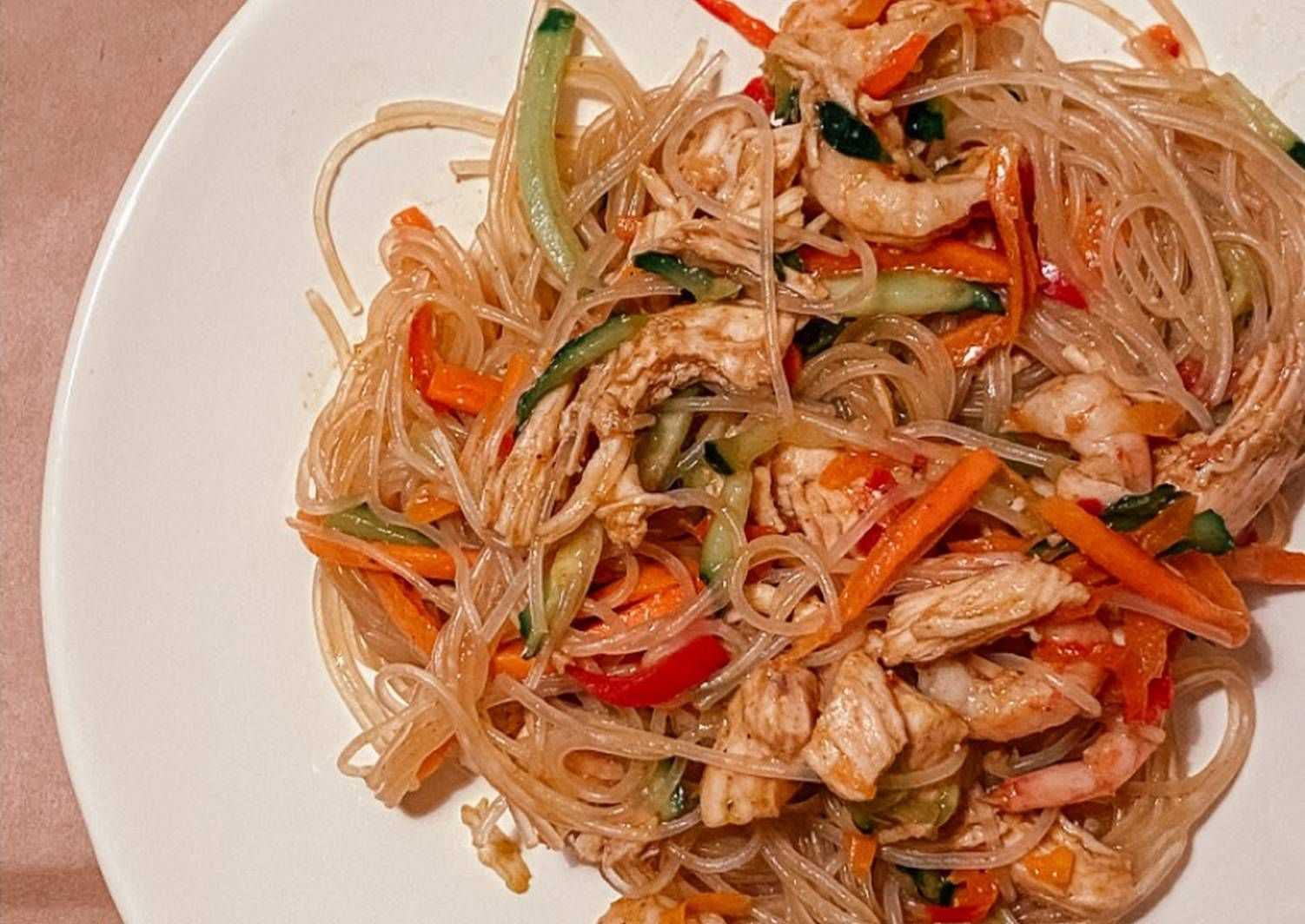 Соба - японская гречневая лапша Готовлю ее со свининой и овощами Получается пальчики оближешь Овощи каждый раз можно добавлять разные, все равно будет вкусно