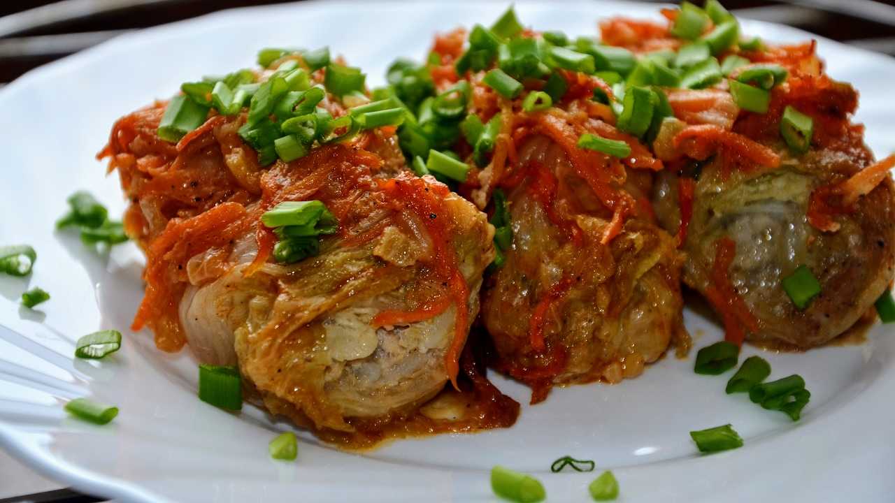 Голубцы из молодой капусты – они самые нежные! разные рецепты и способы приготовления голубцов из молодой капусты на плите и в духовке