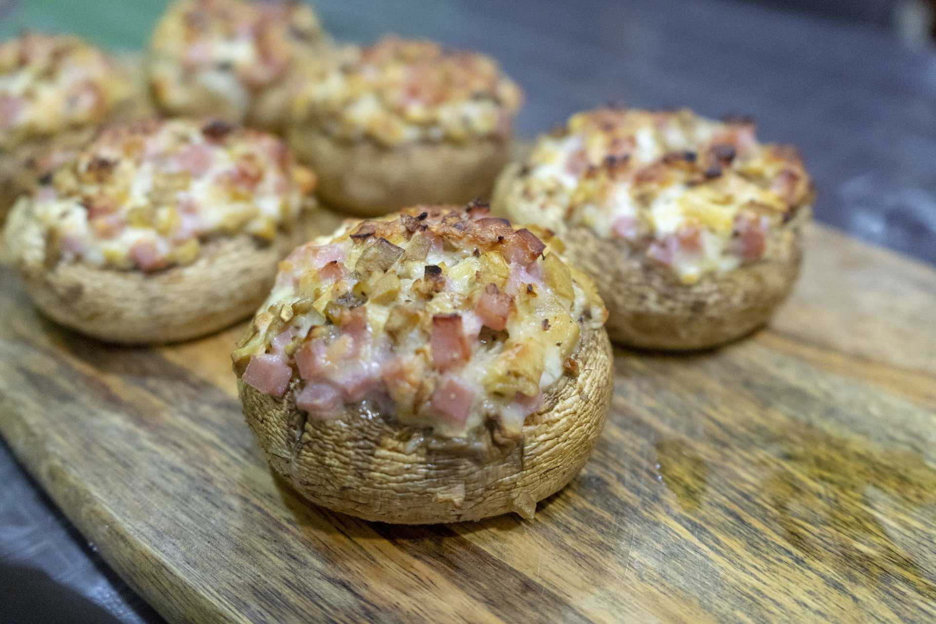 Шампиньоны в духовке, фаршированные ножками с сыром — 8 рецептов
