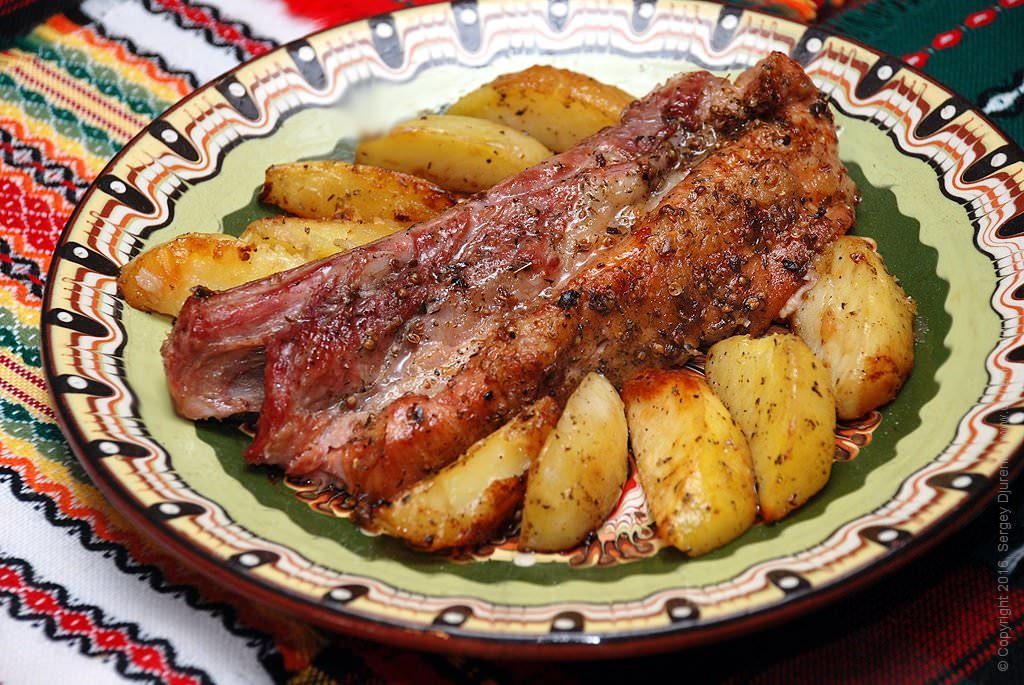 Простой рецепт свинины с картошкой. Рёбрышки свиные в духовке с картошкой. Рёбра свиные в духовке с картошкой. Рёбрышки в духовке с картошкой. Ребра с картошкой.