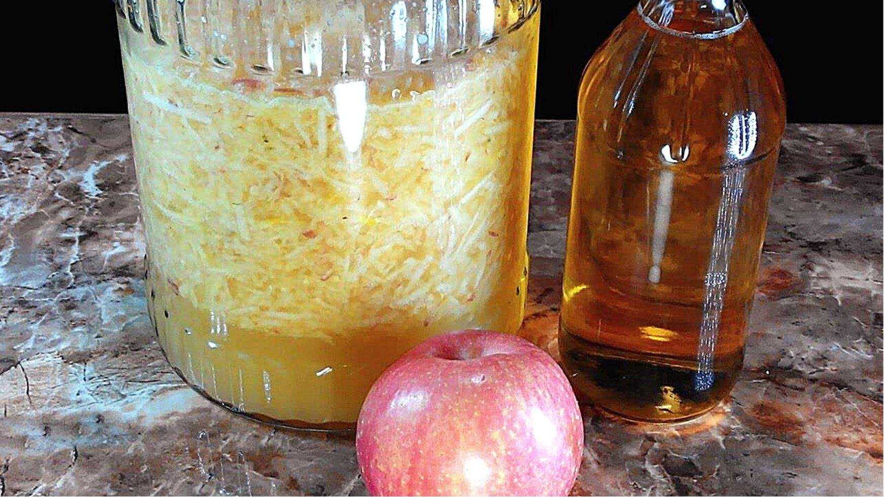 Рецепт воды с яблоками. Яблочный уксус. Домашний уксус из яблок. Приготовление яблочного уксуса. Яблочный уксус в домашних.