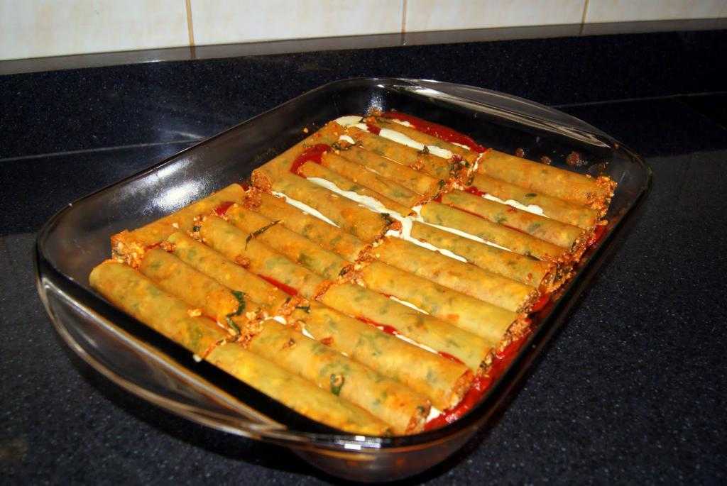 Каннеллони с фаршем под соусом бешамель