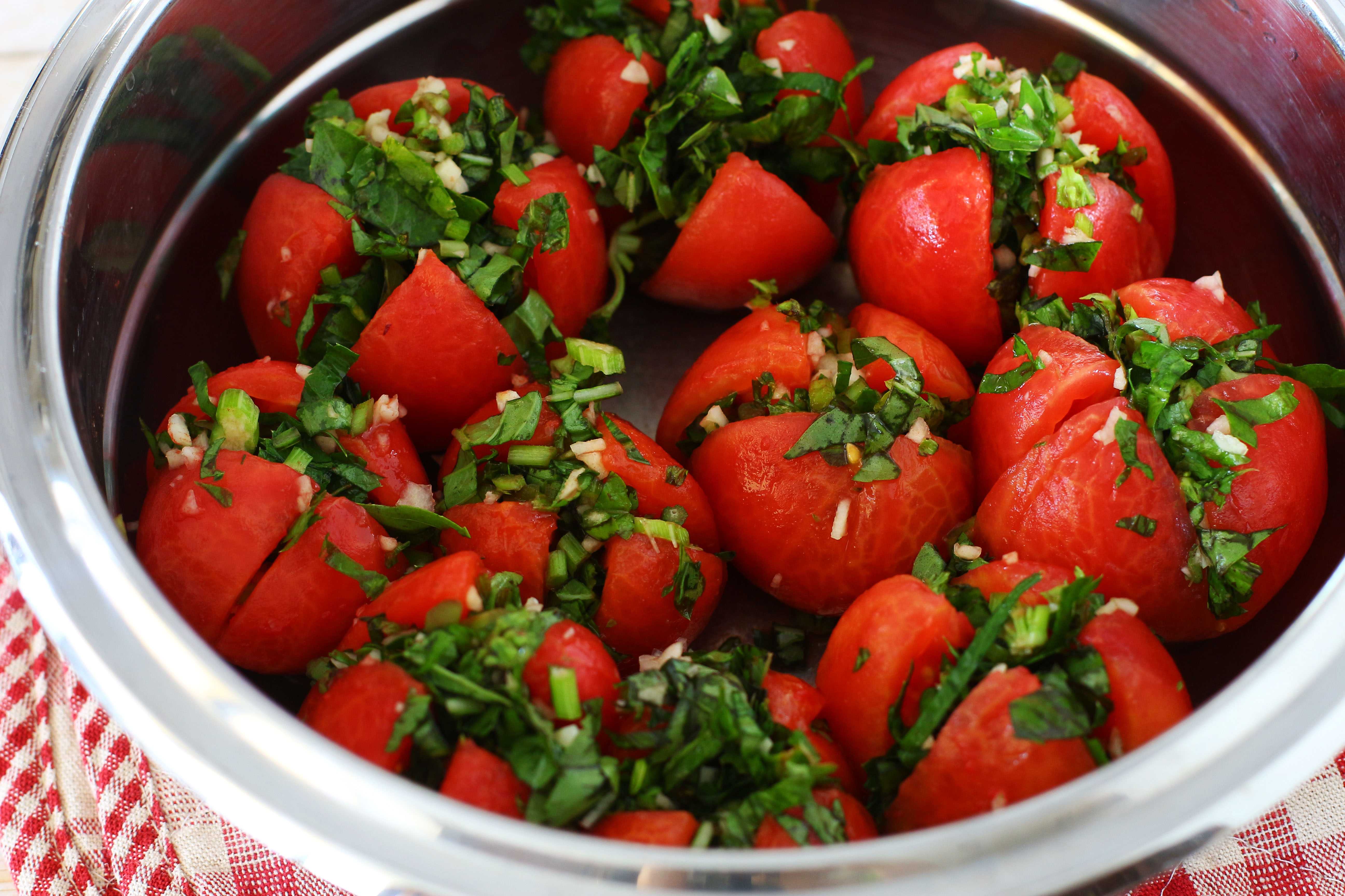 Самый простой рецепт помидор. Малосольные помидоры. Помидоры малосольные фарширов. Помидоры и зелень. Помидоры с чесноком и зеленью.