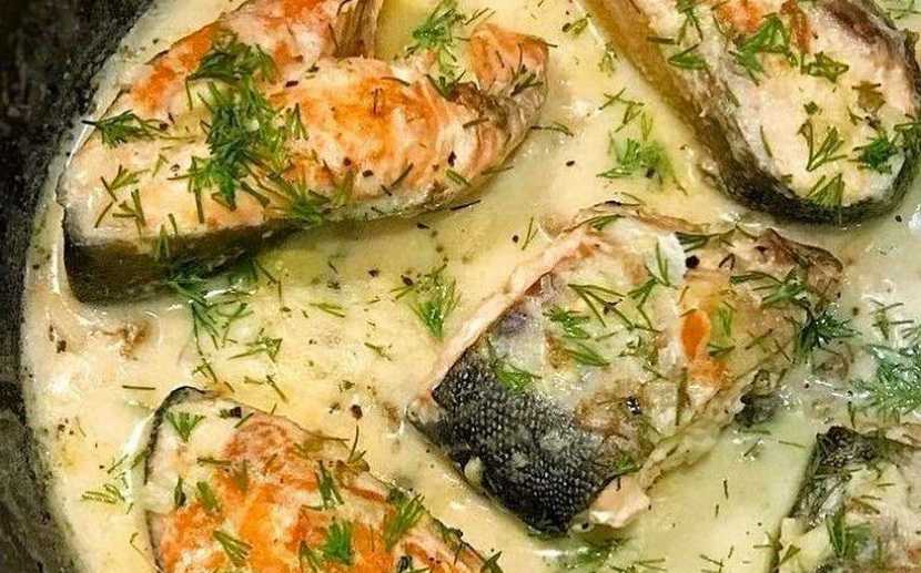 Горбуша в духовке с сыром и сметаной под овощной шубой. очень сочный рецепт!