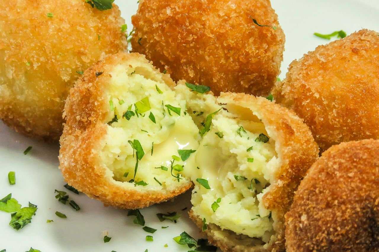 Рецепты салатов, первых блюд, закусок, вторых блюд, гарниров, закаток, выпечек, десертов и напитков | wowcook.net 
хрустящие картофельные шарики, рецепт с фото