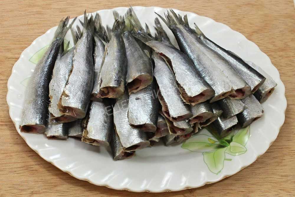 Салака на сковороде - 6 рецептов, как пожарить, потушить