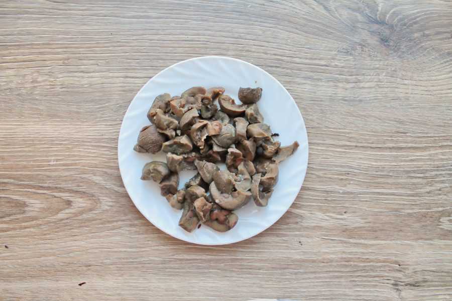 Почки говяжьи с солеными огурцами и сладким перцем