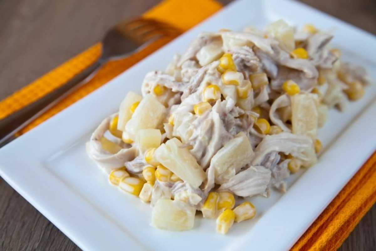 Салат с курицей и ананасом: 12 вкусных рецептов приготовления