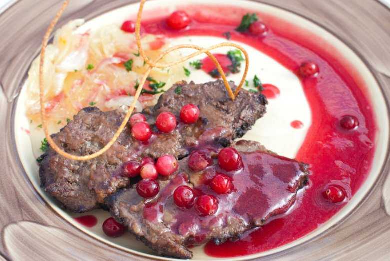 Брусничный соус к мясу - рецепт с фото, классический в домашних условиях