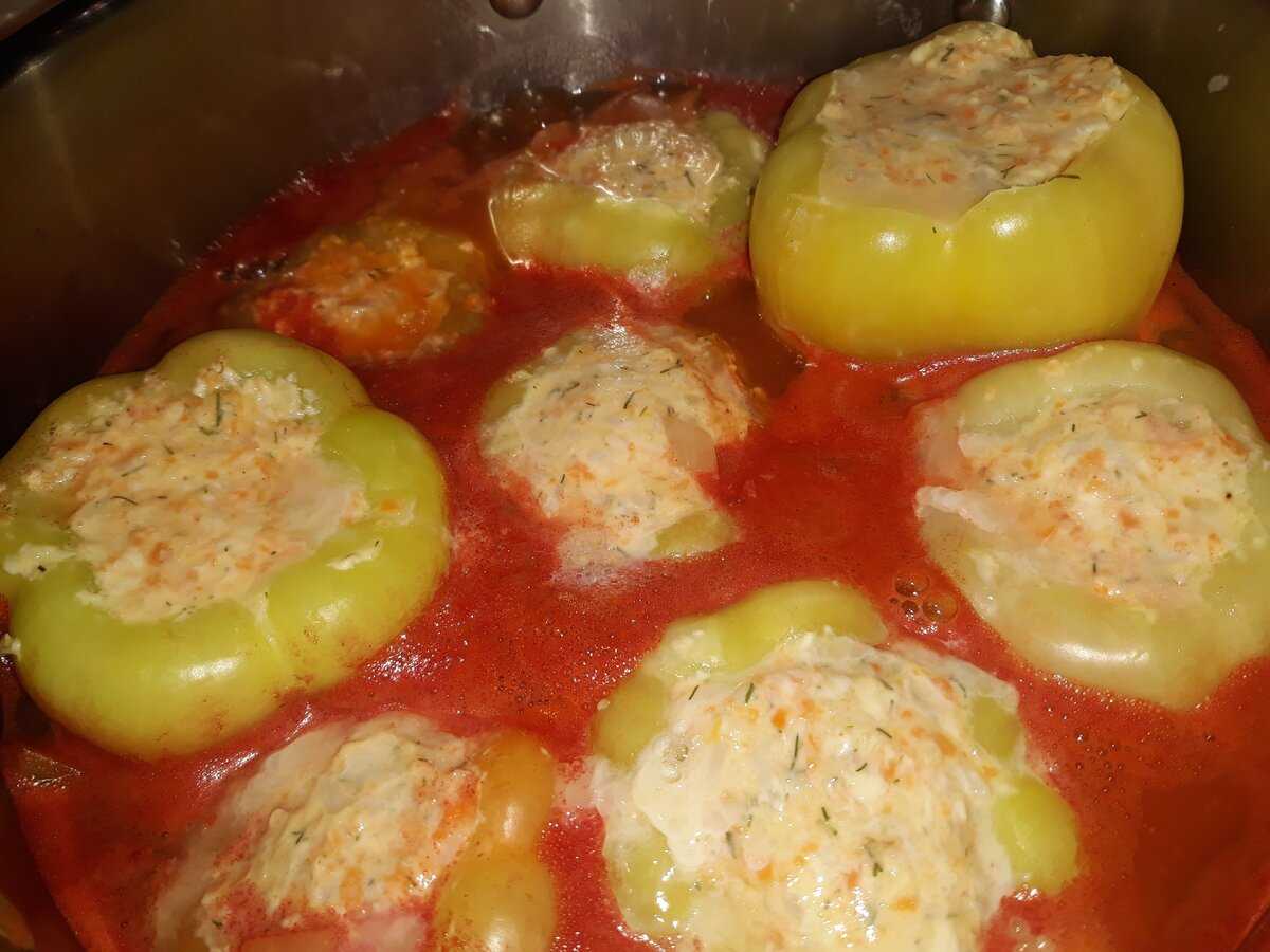 Перцы, фаршированные мясом и рисом в томатно-сметанном соусе