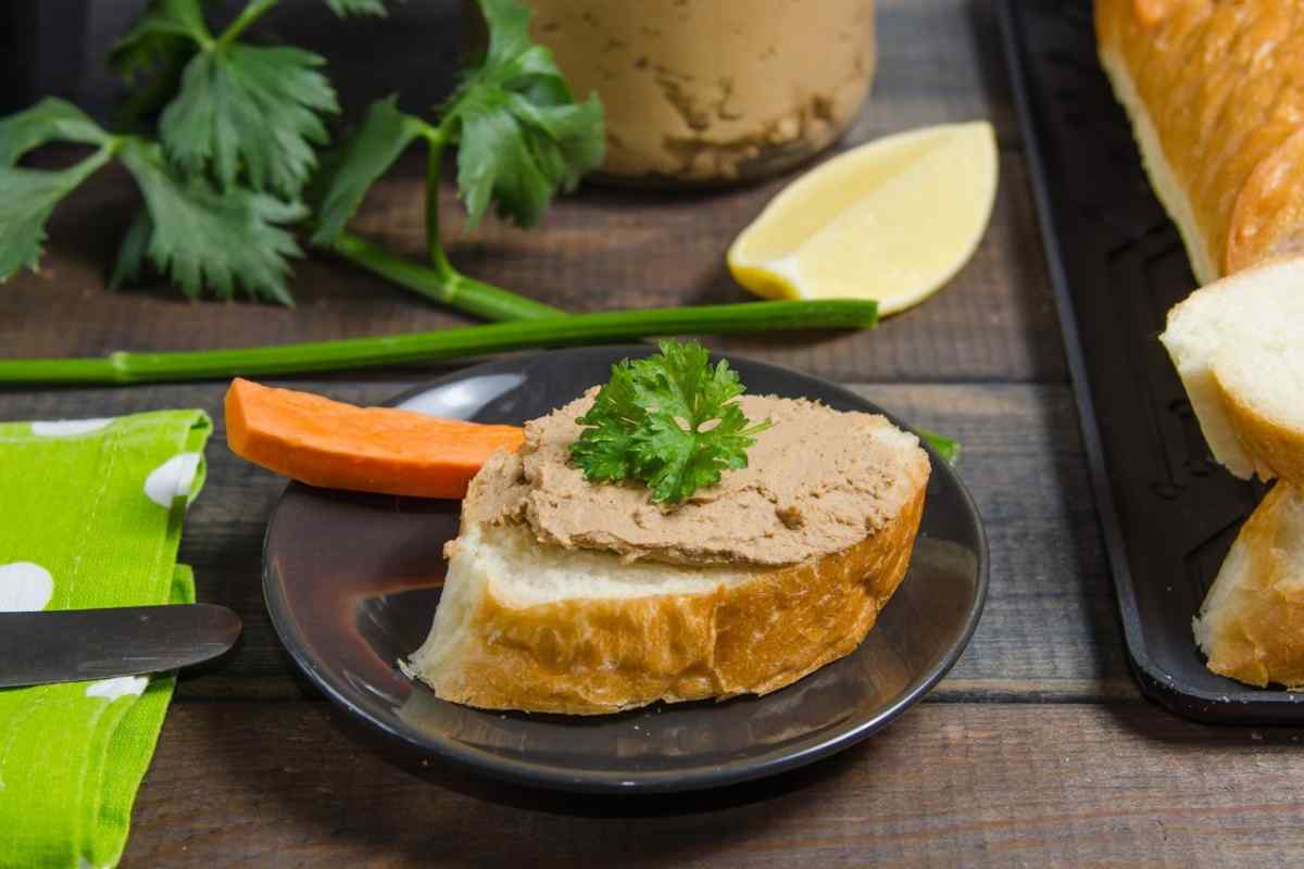 Рыбный паштет. Куриный паштет с овощами. Паштет из куриной печени с овощами. Паштет из печени с овощами. Заливное паштет.