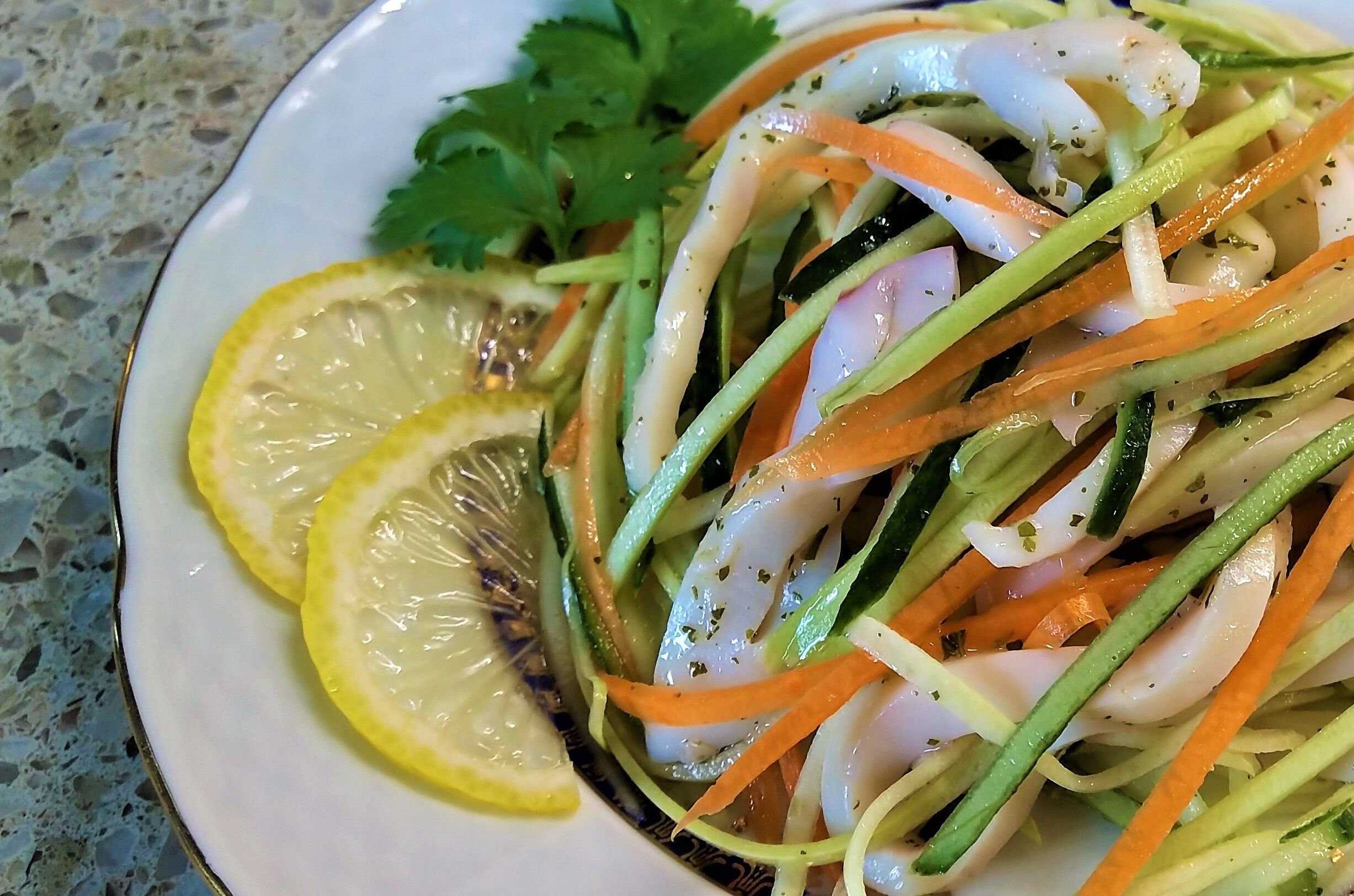 Салат с кальмарами рецепт классический пошаговый. Салат с кальмарами. Салат с кальмарами и овощами. Овощной салат с кальмарами. Салат из кальмаров с овощами.