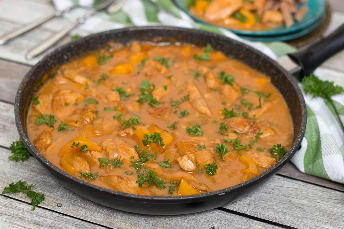 Гуляш из курицы с подливкой