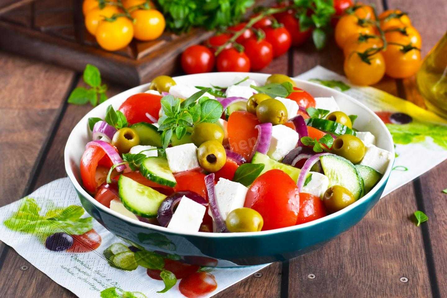Салат греческий классический в домашних условиях простой. Греческий салат Пифагор. Греческий салат сервировка. Греческий салат с сыром. Греческий салат фото.