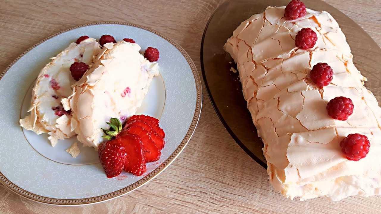 Сегодня готовлю меренговый рулет с душистой клубникой и сливочным кремом на основе сыра маскарпоне Это воздушный десерт, который покорит вас своей легкостью и нежностью