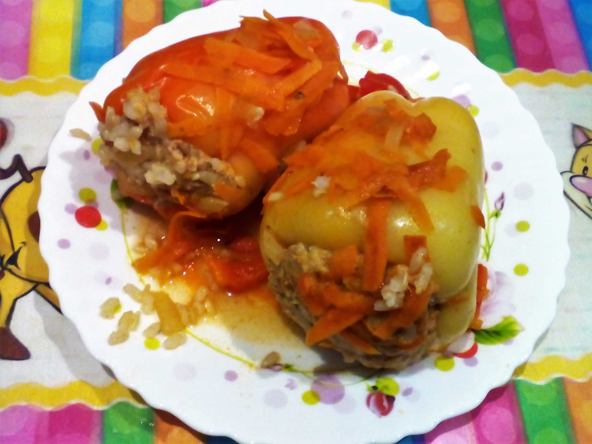Фаршированные перцы с мясом и рисом в кастрюле