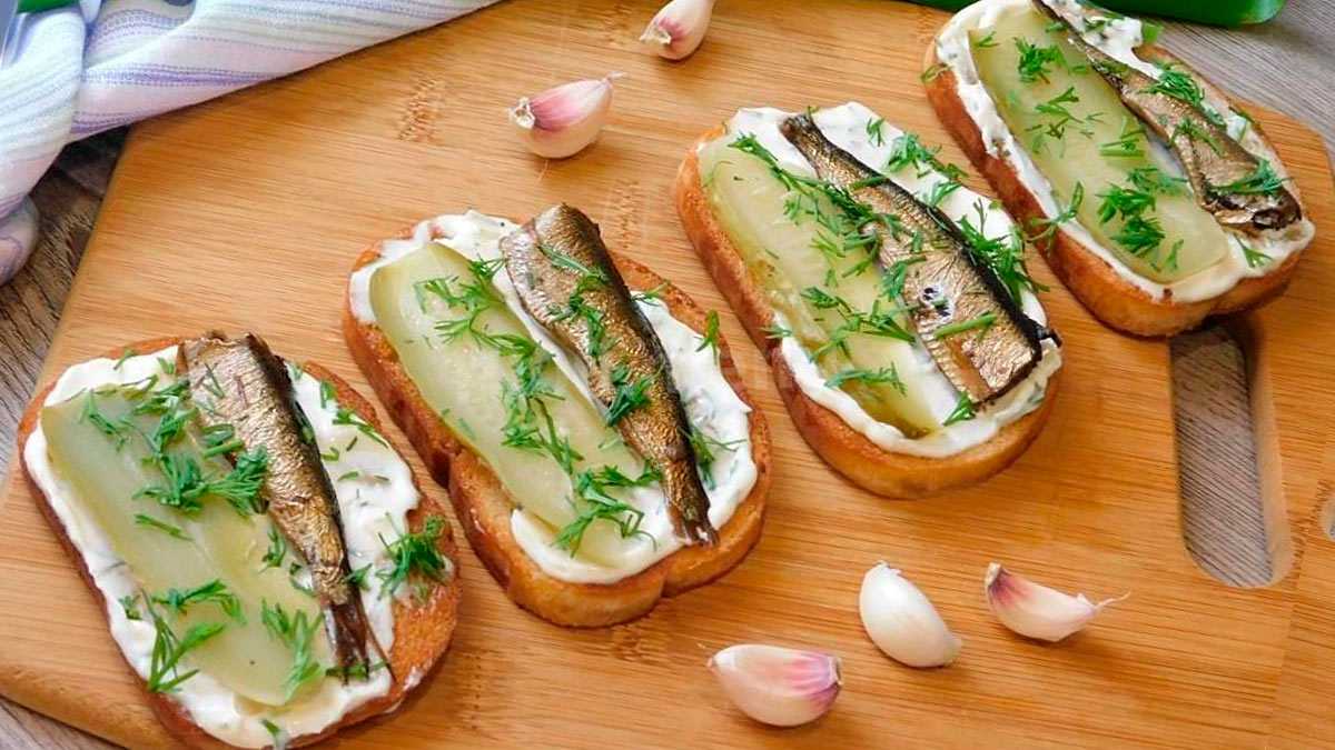 Бутерброды со шпротами - 12 вкусных рецептов пошагово (с фото)