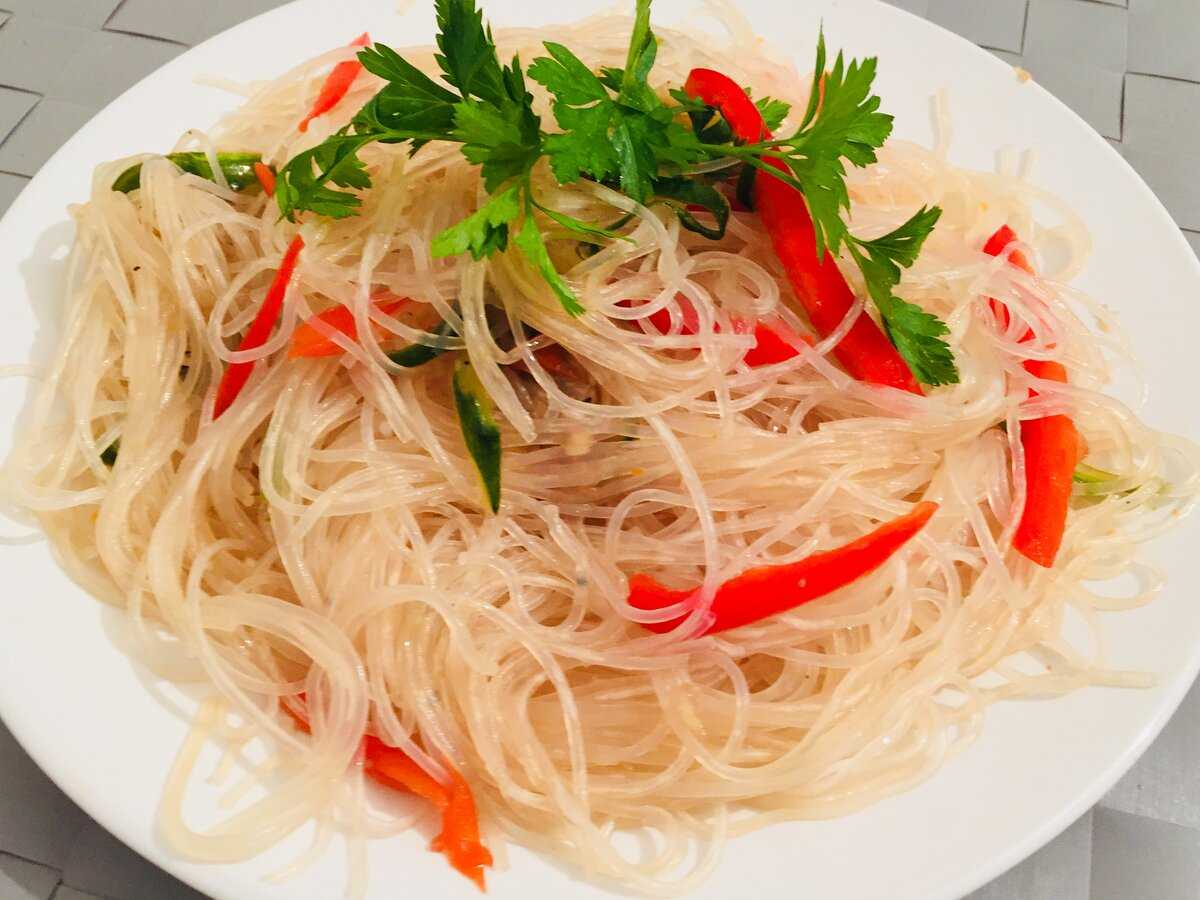Рецепты салатов, первых блюд, закусок, вторых блюд, гарниров, закаток, выпечек, десертов и напитков | wowcook.net 
фунчоза с овощами в соевом соусе, рецепт с фото пошагово | wowcook.net