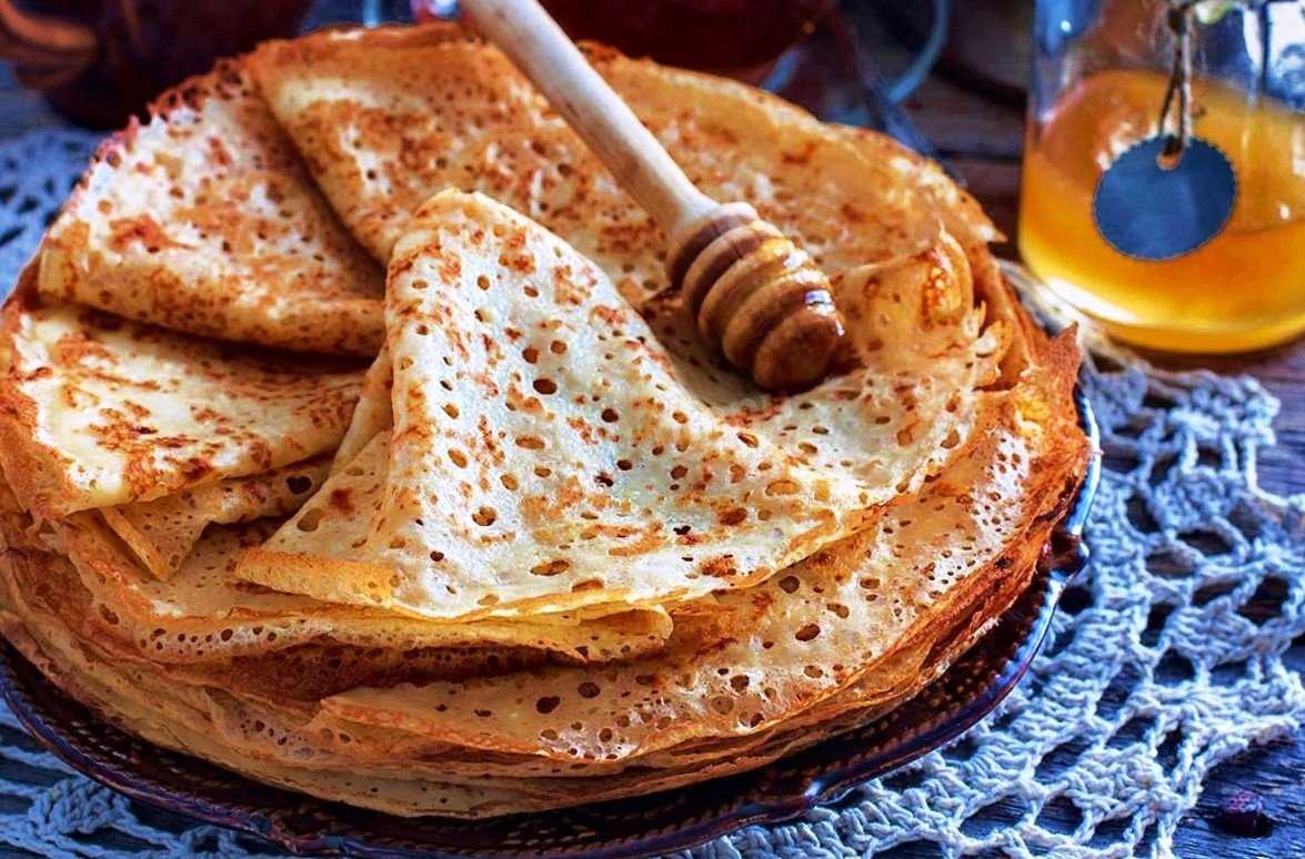 Тонкие блины на молоке: 10 простых, но вкусных рецептов блинчиков с дырочками