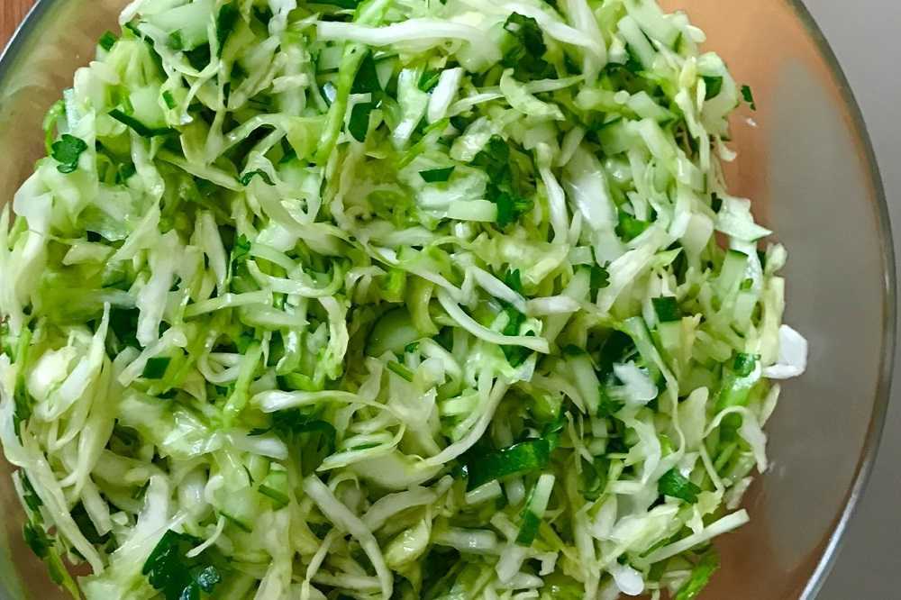 Весенний салат из капусты с огурцом, как приготовить вкусно и быстро