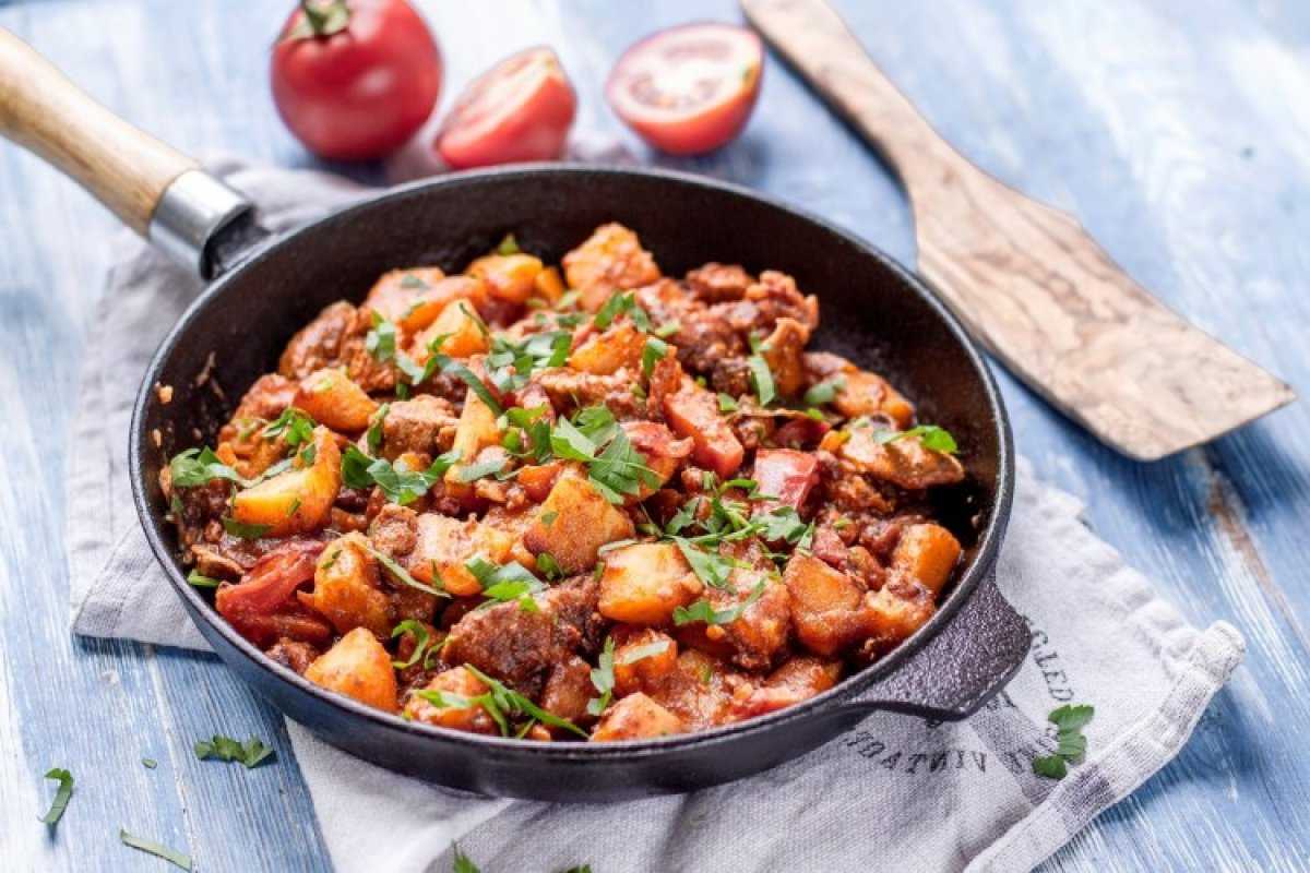 Гуляш из свинины с подливкой. как приготовить, чтобы мясо было мягким и сочным?